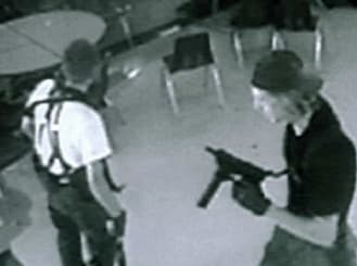 コロンバイン高校銃乱射事件の監視カメラ画像